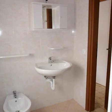 Apartment In 33102 *